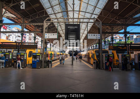 Historischer Bahnhof São Bento in Porto, Portugal, bekannt für seine klassische Fassade und die Innenverkleidungen von Azulejo Stockfoto