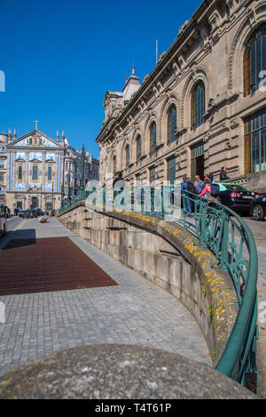 Der historische Bahnhof São Bento in Porto, Portugal, ist bekannt für seine klassische Fassade und die inneren Azulejo-Fliesen, die an einem sonnigen Tag zu sehen sind Stockfoto