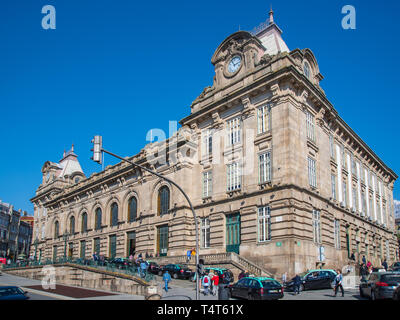 Der historische Bahnhof São Bento in Porto, Portugal, ist bekannt für seine klassische Fassade und die inneren Azulejo-Fliesen, die an einem sonnigen Tag zu sehen sind Stockfoto