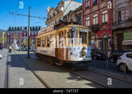 Porto, Portugal. 22. März 2019. Blick auf die klassischen portos Tram Car in der Innenstadt von Porto in Portugal. Stockfoto