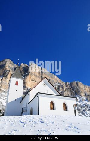 Hospiz Heilig Kreuz, unterhalb des Heiligkreuzkofels, Fanes Gruppe, Badia, Val Badia, Südtirol, Italien, Europa Stockfoto