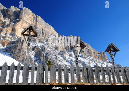 Kreuze im Hospiz Heilig Kreuz, unterhalb des Heiligkreuzkofels, Fanes Gruppe, Badia, Val Badia, Südtirol, Italien, Europa Stockfoto