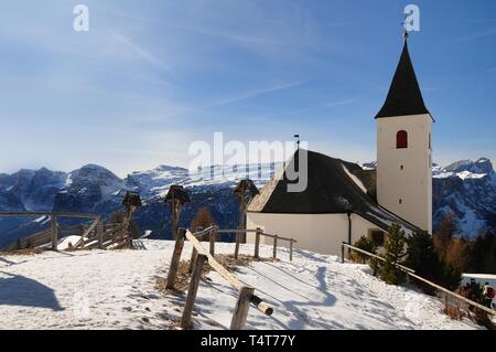 Hospiz Heilig Kreuz, unterhalb des Heiligkreuzkofels, Fanes Gruppe, Badia, Val Badia, Südtirol, Italien, Europa Stockfoto