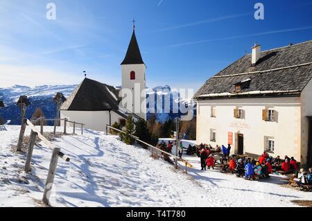 Hospiz Heilig Kreuz, unter dem Kreuzkofel, Fanes Gruppe, Badia, Val Badia, Südtirol, Italien, Europa Stockfoto