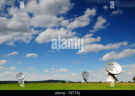 Parabolantennen der Erde entfernt, in der Nähe von Raisting, Oberbayern, Deutschland, Europa Stockfoto