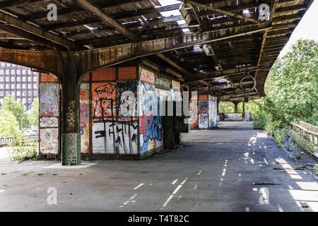 Verlassen der S-Bahn-Station Siemensstadt, Berlin Stockfoto