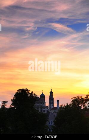 Blick auf das Augsburger Rathaus mit Perlach Turm bei Sonnenuntergang, Augsburg, Schwaben, Bayern, Deutschland, Europa Stockfoto