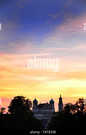 Blick auf das Augsburger Rathaus mit Perlach Turm bei Sonnenuntergang, Augsburg, Schwaben, Bayern, Deutschland, Europa Stockfoto