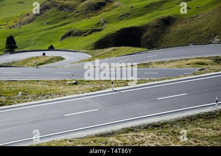 Kurvenreiche Straße durch die Berge in der Schweiz Stockfoto