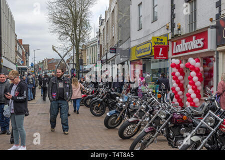 Harley Davidson Motorräder Futter Abington Street in der Innenstadt von Northampton, UK; Teil einer jährlichen Charity Fund Raiser Stockfoto