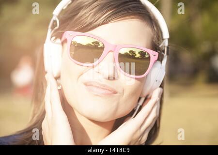 Junge Frau hört Musik, Deutschland Stockfoto