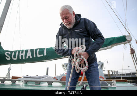 Sir Robin Knox-Johnson an Bord seines Schiffes in der Premier Marina, Gosport, setzt Segel für Falmouth an der 50-Jahr-Feier seiner Fertigstellung des ersten solo Non-stop-Weltumrundung. Stockfoto