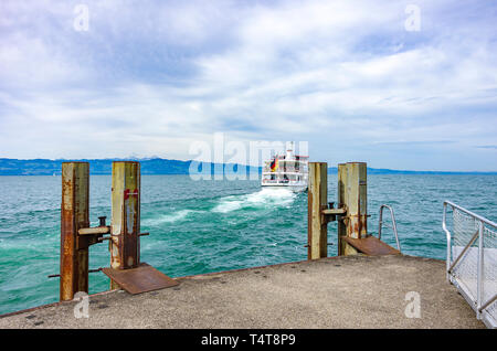 Ein Ausflug an der Dampfeinheit geht an den Bodensee, von der Anlegestelle in Wasserburg, Bayern, Deutschland. Stockfoto