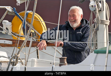 Sir Robin Knox-Johnson an Bord seines Schiffes in der Premier Marina, Gosport, setzt Segel für Falmouth an der 50-Jahr-Feier seiner Fertigstellung des ersten solo Non-stop-Weltumrundung. Stockfoto