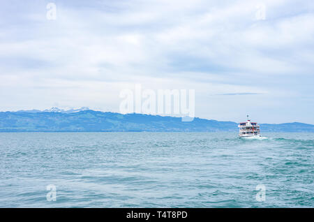 Ein Ausflug an der Dampfeinheit geht an den Bodensee, von der Anlegestelle in Wasserburg, Bayern, Deutschland. Stockfoto