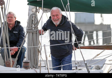 Sir Robin Knox-Johnson an Bord seines Schiffes in der Premier Marina, Gosport, setzt Segel für Falmouth an der 50-Jahr-Feier seiner Fertigstellung des ersten solo Non-stop-Weltumrundung. Stockfoto