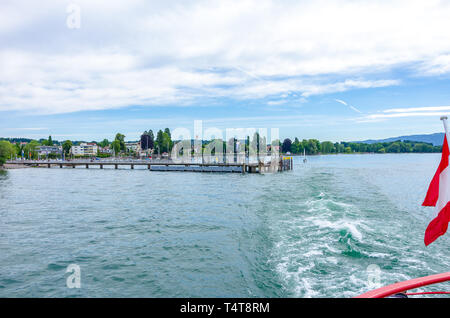 Wasserburg, Bayern, Deutschland - Juni 09, 2017: Ein Ausflug Dampfgarer mit Österreichische Fahne verlässt den Bootssteg und legt am Bodensee. Stockfoto