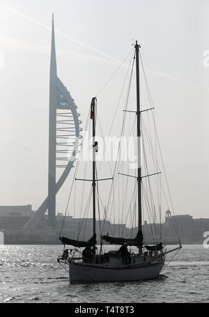 Sir Robin Knox-Johnson's Boat in der Premier Marina, Gosport, setzt Segel für Falmouth an der 50-Jahr-Feier seiner Fertigstellung des ersten solo Non-stop-Weltumrundung. Stockfoto