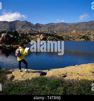 Walker vor einem Bergsee in den Pyrenees Orientales Stockfoto