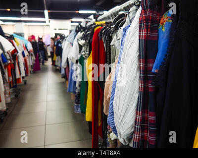 Abstrakte verschwommenes Foto von Clothing Store in der Shopping Mall, Shopping Konzept. Stockfoto