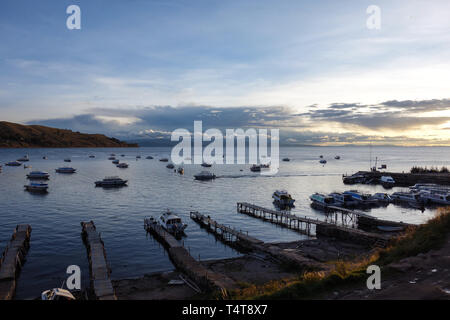 Sonnenuntergang über dem Titicacasee vom Ufer Seite in Copacabana Bolivien Stockfoto