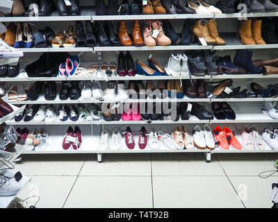 Verschwommen Regalen der Schuhe in einem Schuhgeschäft. Shopping Mall, Mode Schuhe. Stockfoto