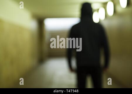 Unscharfe Person steht, die in einem Tunnel Stockfoto