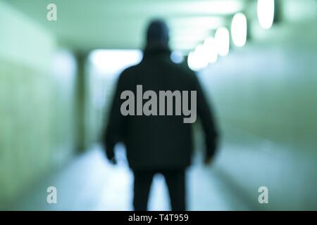 Unscharfe Person steht, die in einem Tunnel Stockfoto