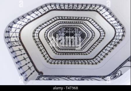 Low Angle View der Wendeltreppe in Frankreich. Stockfoto