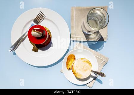 Erdbeertorte mit einem Glas Wasser und Cappuccino Stockfoto