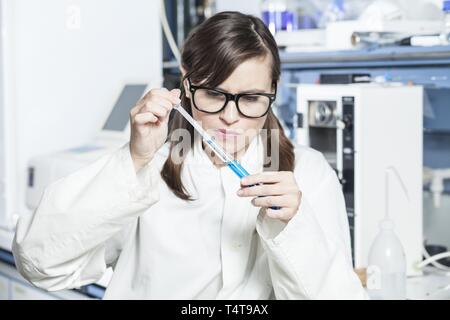 Zahntechniker bei der Arbeit Stockfoto