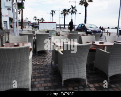 Street Cafe und Restaurant einen Tisch und einen Stuhl Insel Capri Stadt in Italien in Neapel. Landschaft mit Cafeteria an der italienischen Küste. Anacapri in Europa. Vie Stockfoto