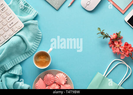 Coral Farbe japanische Quitte Blüten, Gruß-Karten, Umschläge, Säcke aus Papier, Baumwolle Pullover, Tastatur, Mobiltelefon, Platte der Eibisch und Tasse c Stockfoto