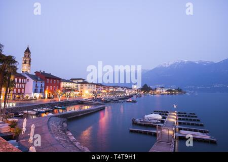 Ascona Dorf mit Berg- und alpinen See Maggiore in der Dämmerung im Tessin, Schweiz. Stockfoto