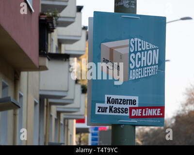BERLIN, DEUTSCHLAND - 16 April 2019: Amazon Steuern Poster Der für die Wahlen zum Europäischen Parlament in Berlin, Deutschland Stockfoto