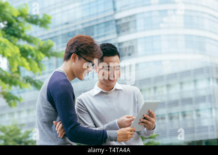 Nahaufnahme der lächelnden Mitarbeiter mit Tablet außerhalb - Bild Stockfoto