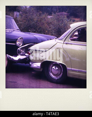 Stoßstangen stürzte zwischen zwei alte Autos Stockfoto