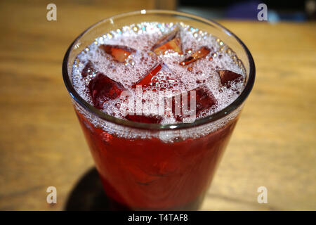 Schön lecker Cranberry juice cocktail Alkohol im Glas mit Eiswürfel weißer Schaum Marmeladenglas trinken Sommer in Partei Limonade gin Tequila Stockfoto