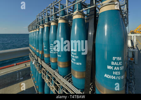 Hoch explosiv, naval Artillery shell Sprengköpfe, in einem Laden Kiste auf ein konkretes Wharf. Die Schalen sind Warten auf Lieferung an eine RAN Fregatte. Stockfoto