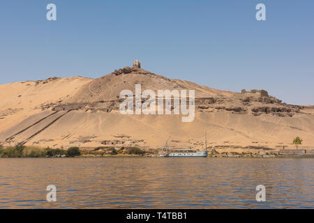 Blick vom Nil Rive der Gräber der Adligen Berg in Assuan, Ägypten Stockfoto