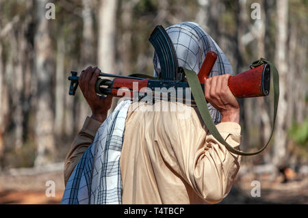 Rückansicht eines ISIS Soldat mit einer Kalaschnikow AK 47 Sturmgewehr über seine Schultern. Stockfoto