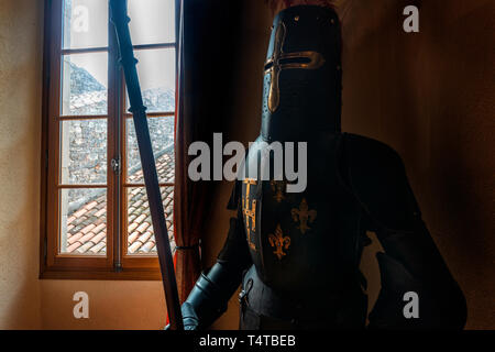 Einen teilweisen Blick auf eine mittelalterliche Ritter in Rüstung, durch seitliche Fenster Licht beleuchtet. Stockfoto