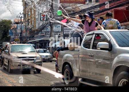 Songkran Thailand neues Jahr und Water Festival 2019 mit Menschen werfen Wasser von einem Pick up Stockfoto