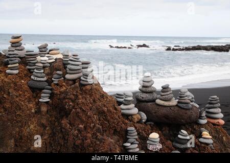 Figuren aus Stein am Meer Stockfoto