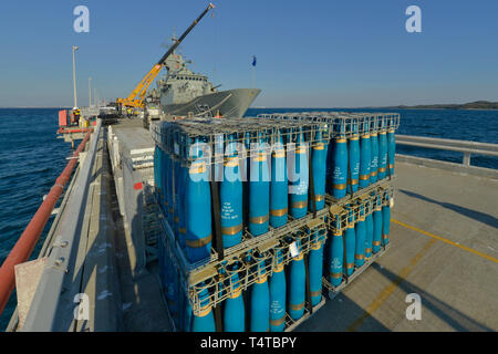 Hoch explosiv, naval Artillery shell Sprengköpfe, in einem Laden Kiste auf ein konkretes Wharf. Die Schalen sind Warten auf Lieferung an eine RAN Fregatte. Stockfoto