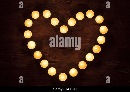 Heart-shaped etablierten Kerzen, brennende Stockfoto