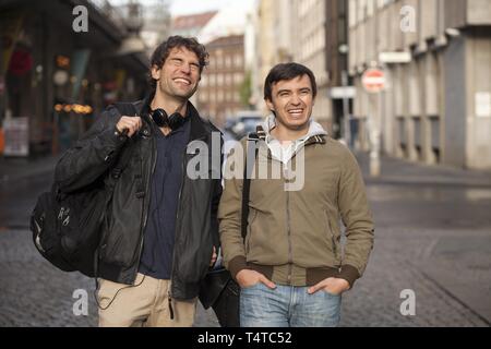 Junge Männer gehen auf die Straße Stockfoto