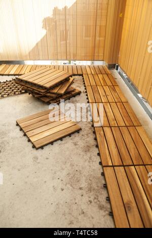 Festlegung der hölzernen Terrasse Fliesen auf dem Balkon, in Deutschland, in Europa Stockfoto