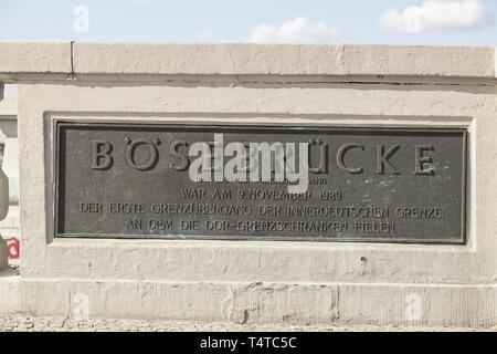Unterschreiben Sie bei Bosebrucke, ehemaligen Grenzübergang zur DDR, Berlin, Deutschland, Europa Stockfoto