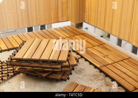 Festlegung der hölzernen Terrasse Fliesen auf dem Balkon, in Deutschland, in Europa Stockfoto